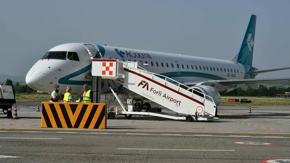 Forlì, è atterrato il primo volo Air Dolomiti proveniente da Monaco - Gallery