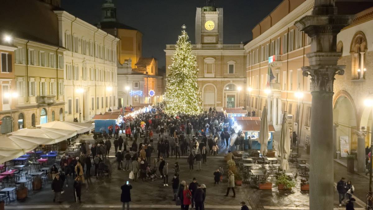 Ravenna, acceso l'albero di Natale in piazza del Popolo. A led per risparmiare VIDEO