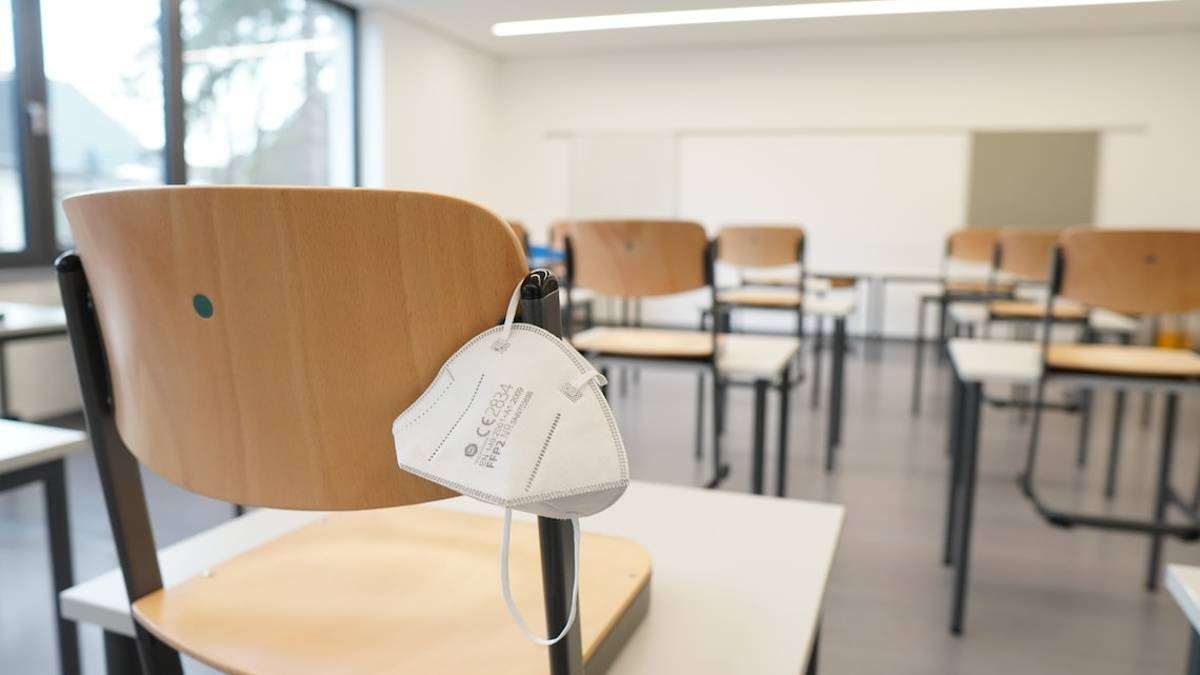 Covid, il professor Sambri: Mascherine a scuola? Non c'è bisogno dell'obbligo