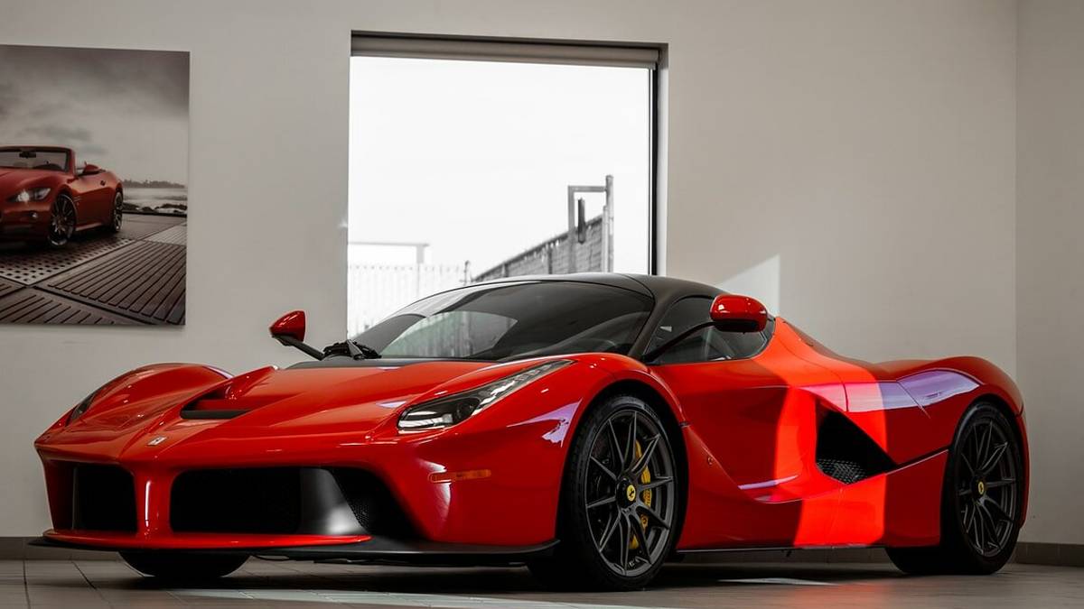 Ravenna, con l'auto di lusso incassava il reddito cittadinanza: in 16 nel mirino della Finanza