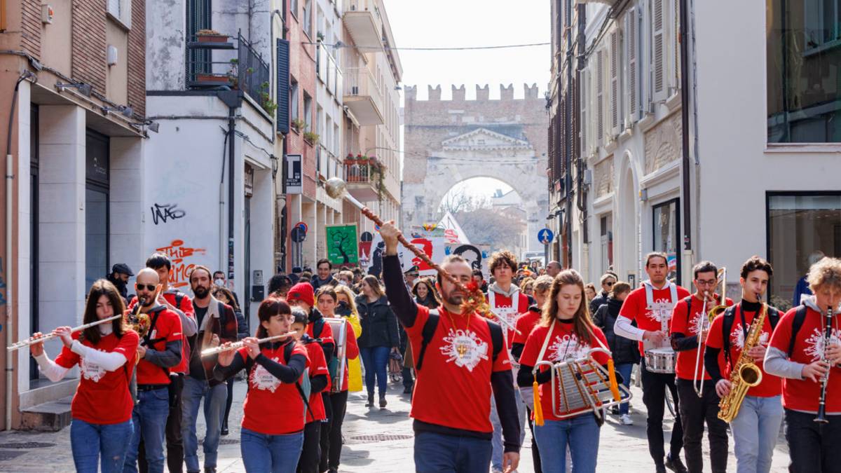 Marcia della legalità per le strade di Rimini: letti i nomi delle vittime