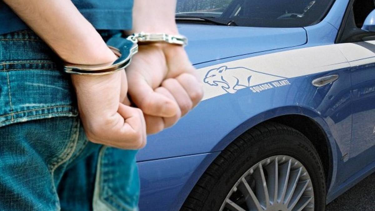 Rimini, scippa una catenina d'oro: arrestato