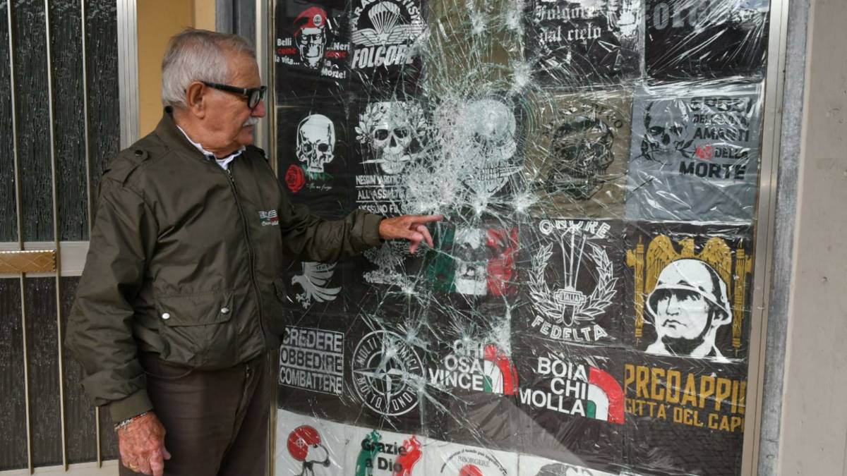 Predappio, danneggiato il negozio di souvenir del Duce GALLERY