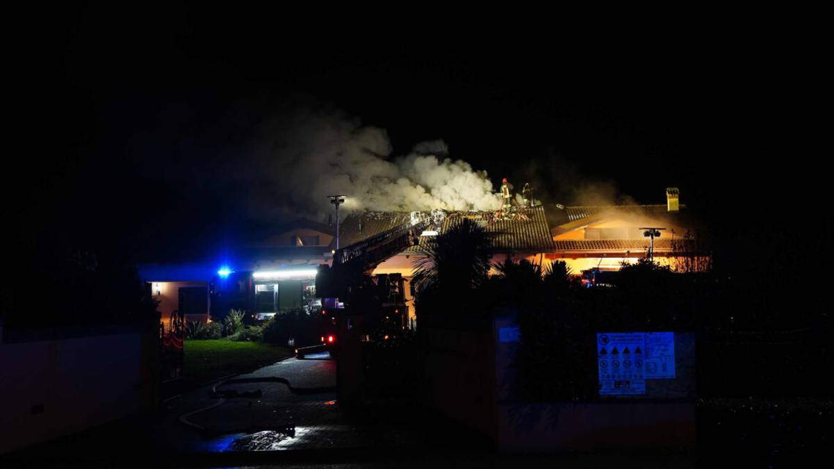Cesenatico: incendio devastante al tetto di una abitazione