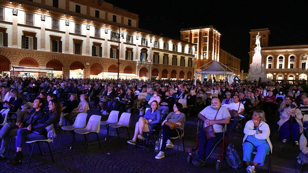Forlì, piazza Saffi gremita per Orietta Berti e Francesco Baccini FOTO
