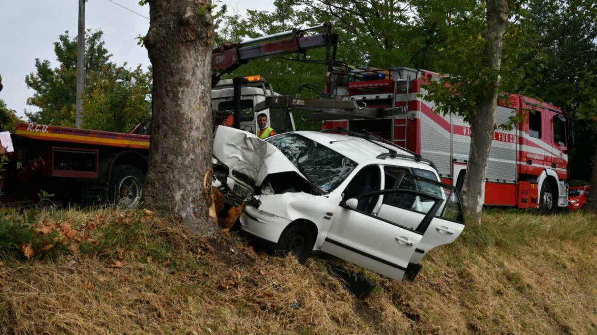 Forlì, schianto contro un albero: grave 66enne