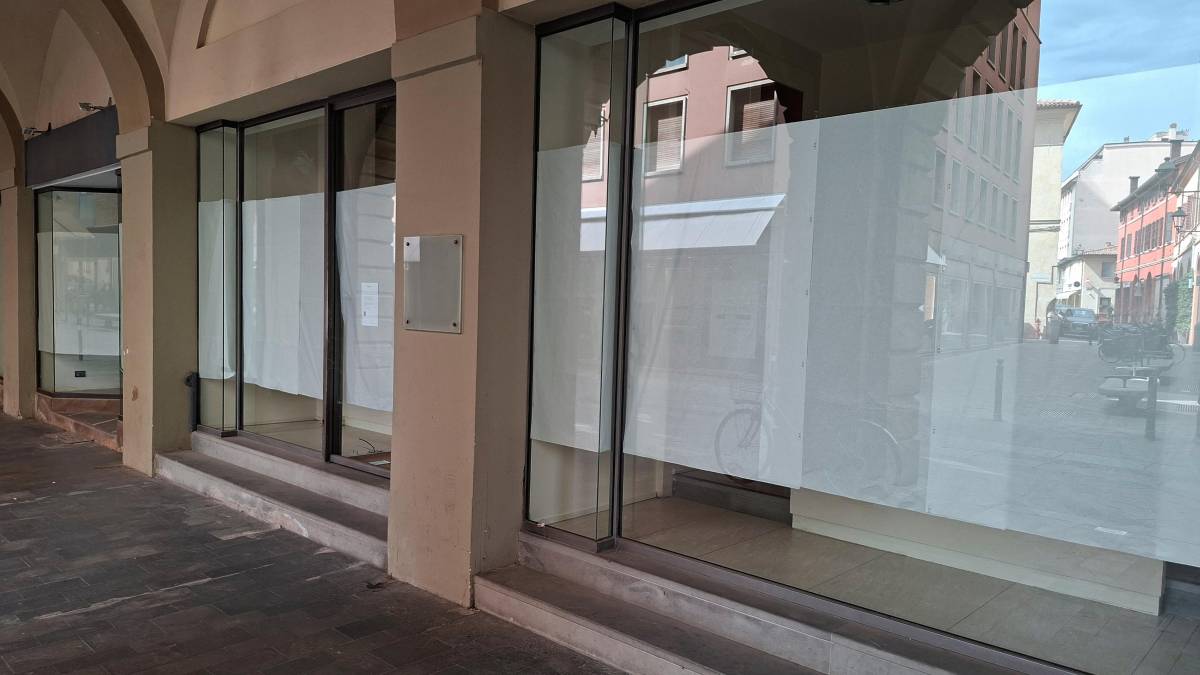 Vetrine spente e vuote per la chiusura dello storico negozio di Luisa Spagnoli (foto Blaco)