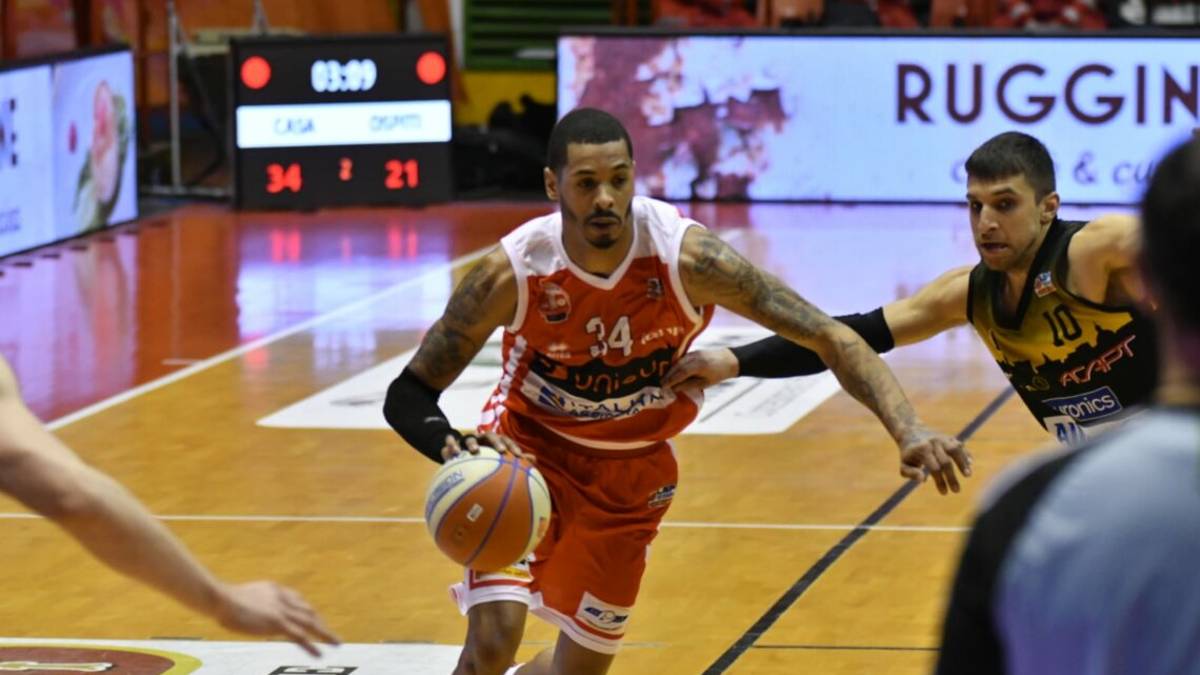Basket A2, la difesa dell'Unieuro cancella Cento (54-72)