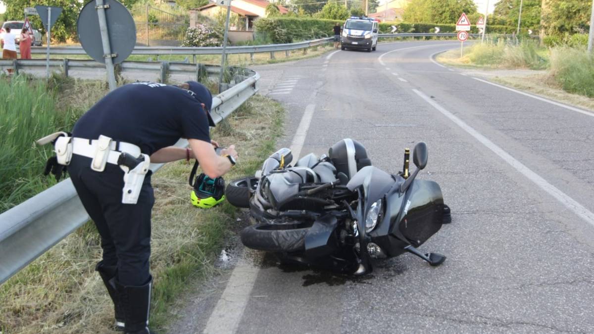 Incidente a San Patrizio: auto investe scooter poi fugge, caccia al pirata della strada