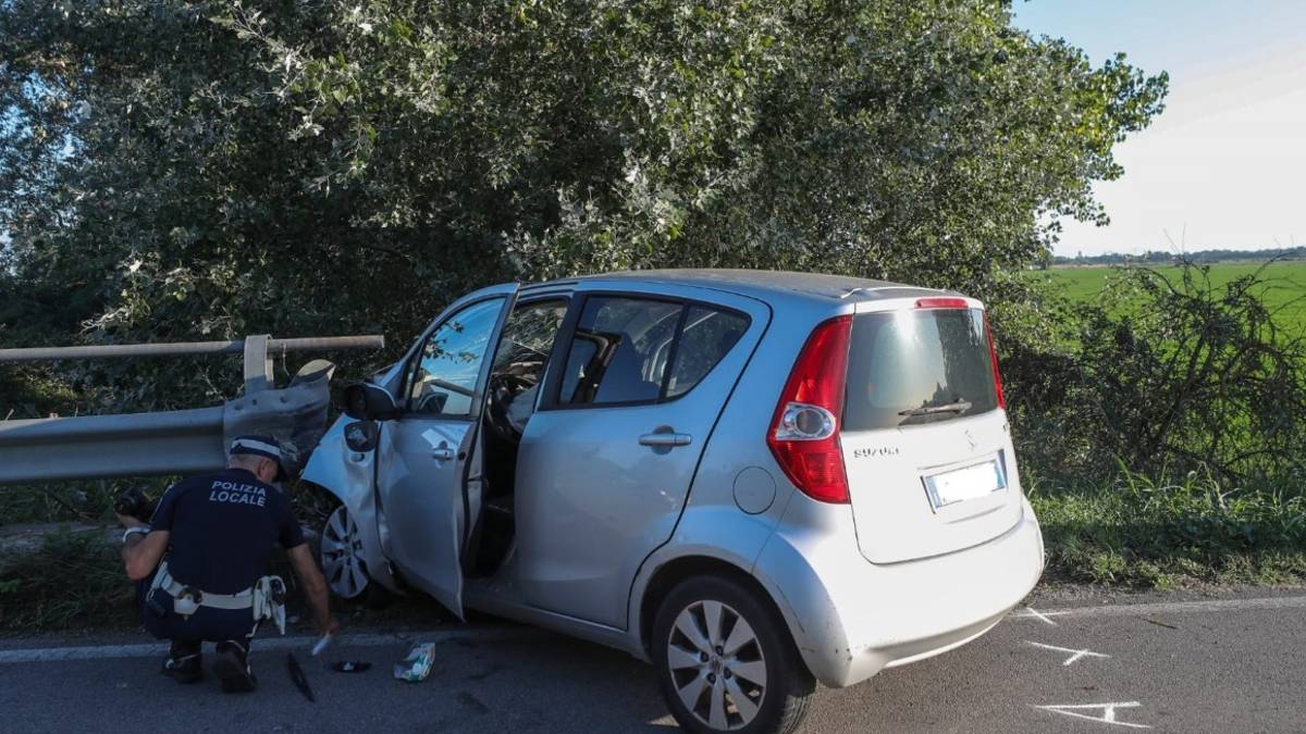 Ravenna, incidente: sbanda contro il guard rail: ragazza all'ospedale