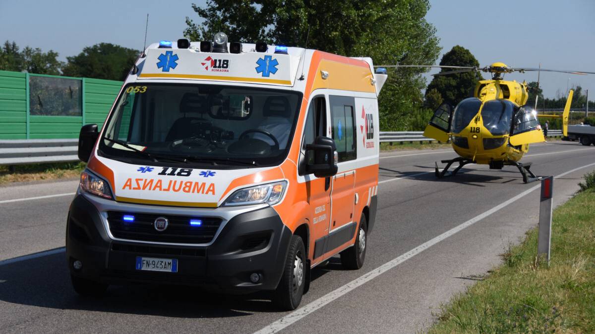 Scontro bici-moto all'alba a Rimini, feriti tre giovani