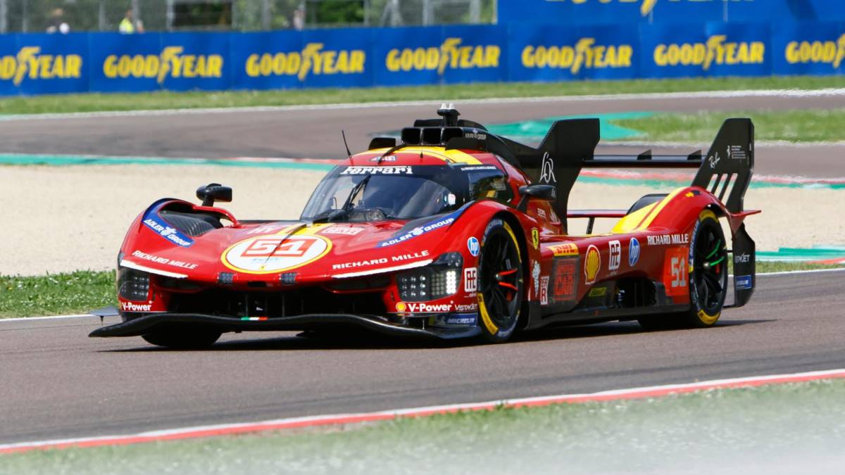 Imola, per il sabato del Wec invasione di tifosi, pole position Ferrari e tutti a naso in su per il dirigibile GALLERY