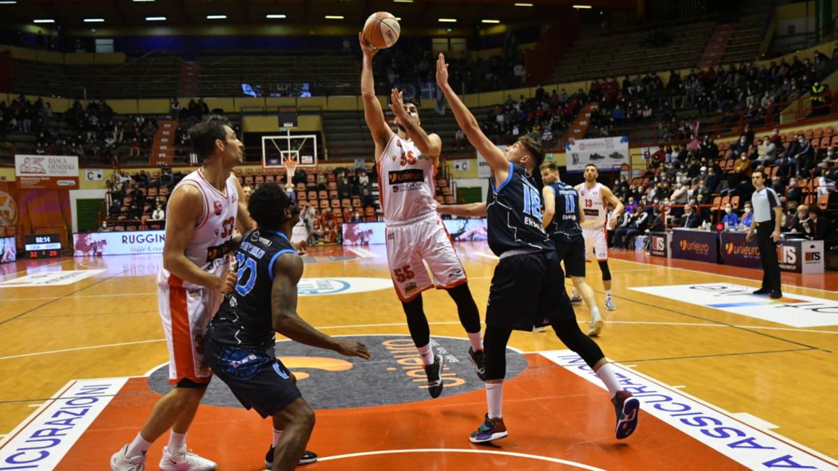 Basket A2, il recupero sorride all'Unieuro Forlì: battuta Ferrara