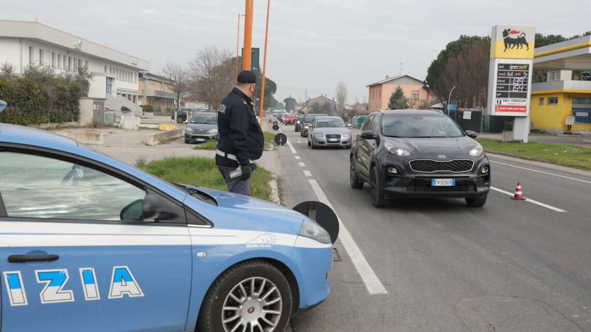 Cesena, tenta il furto al supermercato e viene arrestato