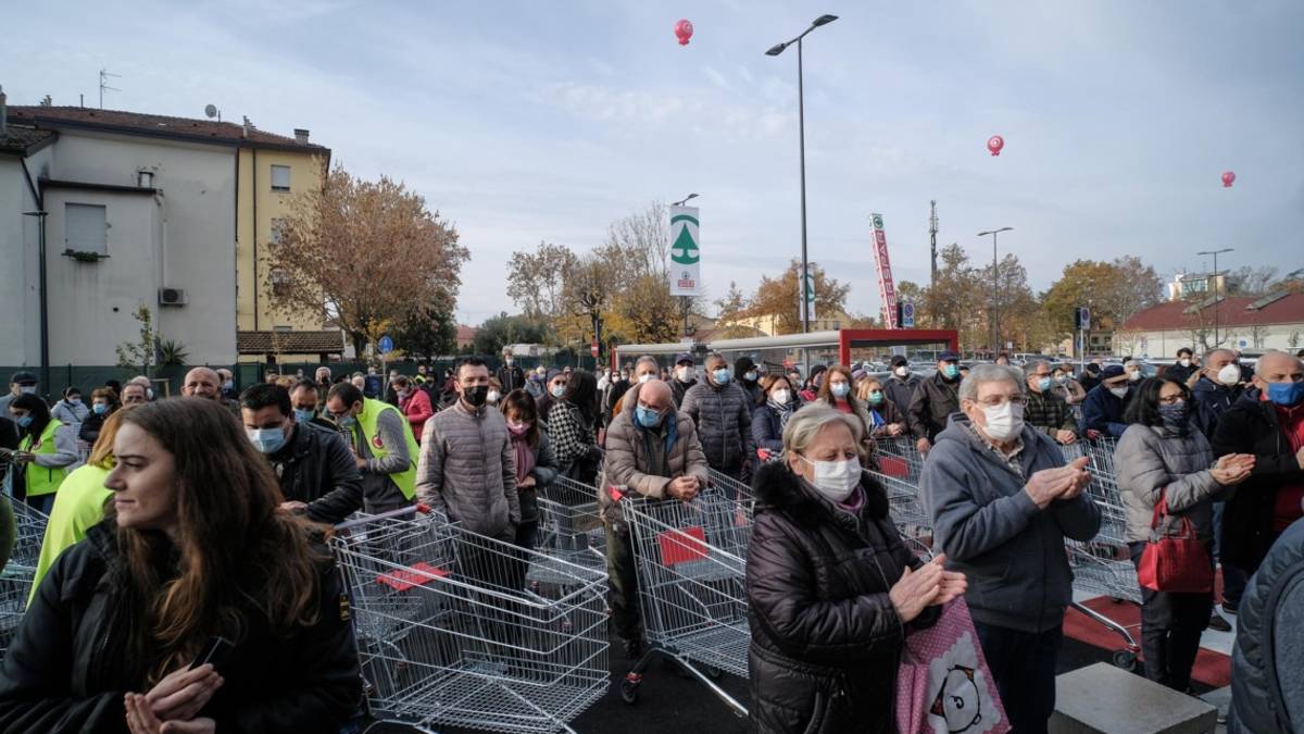 Imola, inaugurazione affollata per il nuovo Interspar