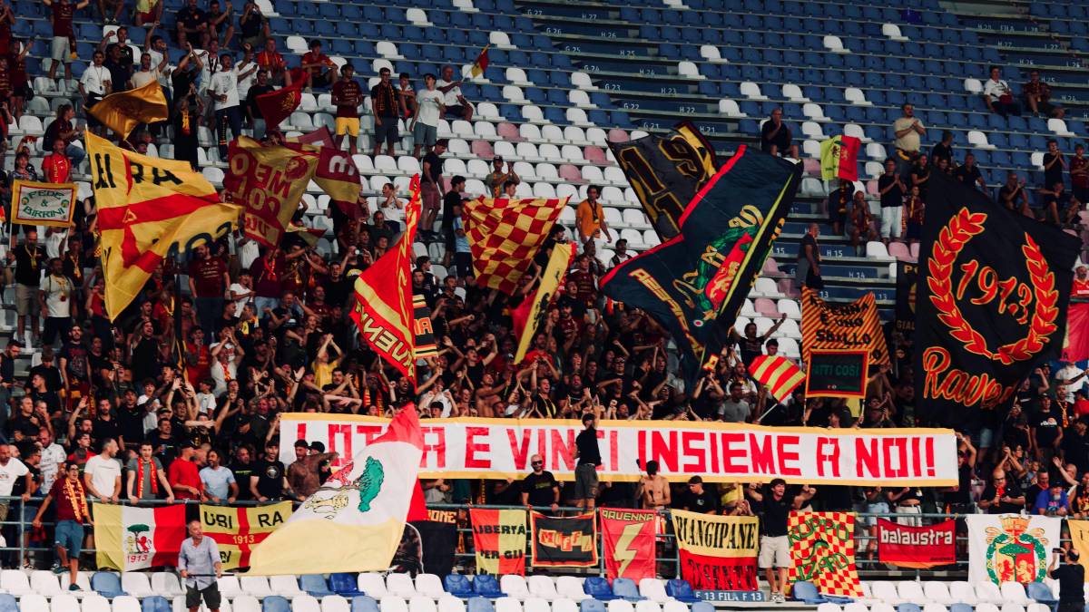 I 784 tifosi del Ravenna presenti nel settore ospiti dello stadio Città del Tricolore (foto Chianese)