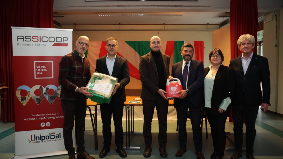 Da Assicoop un defibrillatore per la scuola Mattei di Marina di Ravenna