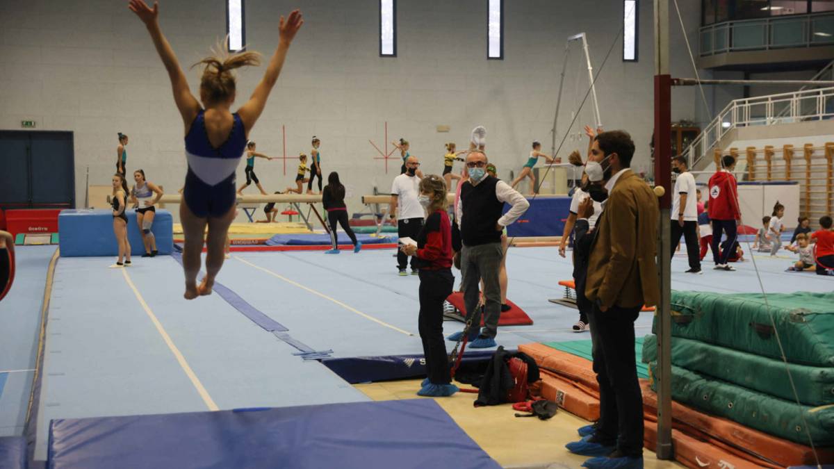 Ginnastica artistica, il sindaco Lattuca in visita alla palestra della Renato Serra di Cesena