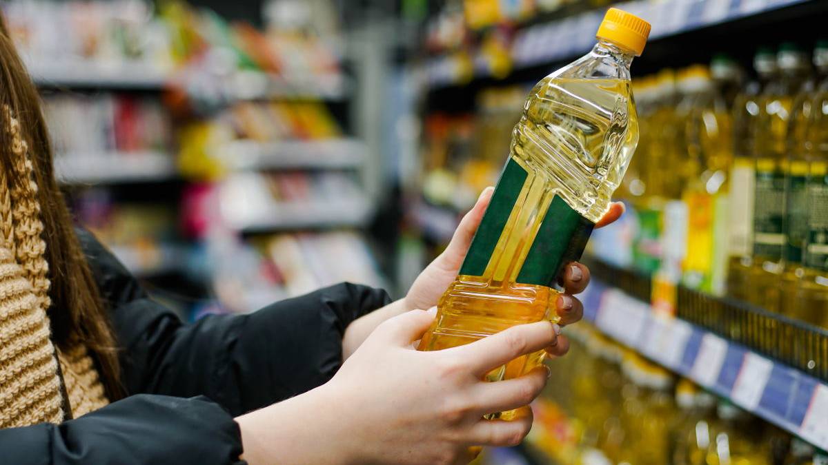 Lo strano caso dell'olio: prezzi impazziti per il girasole, ritocchi per gli altri