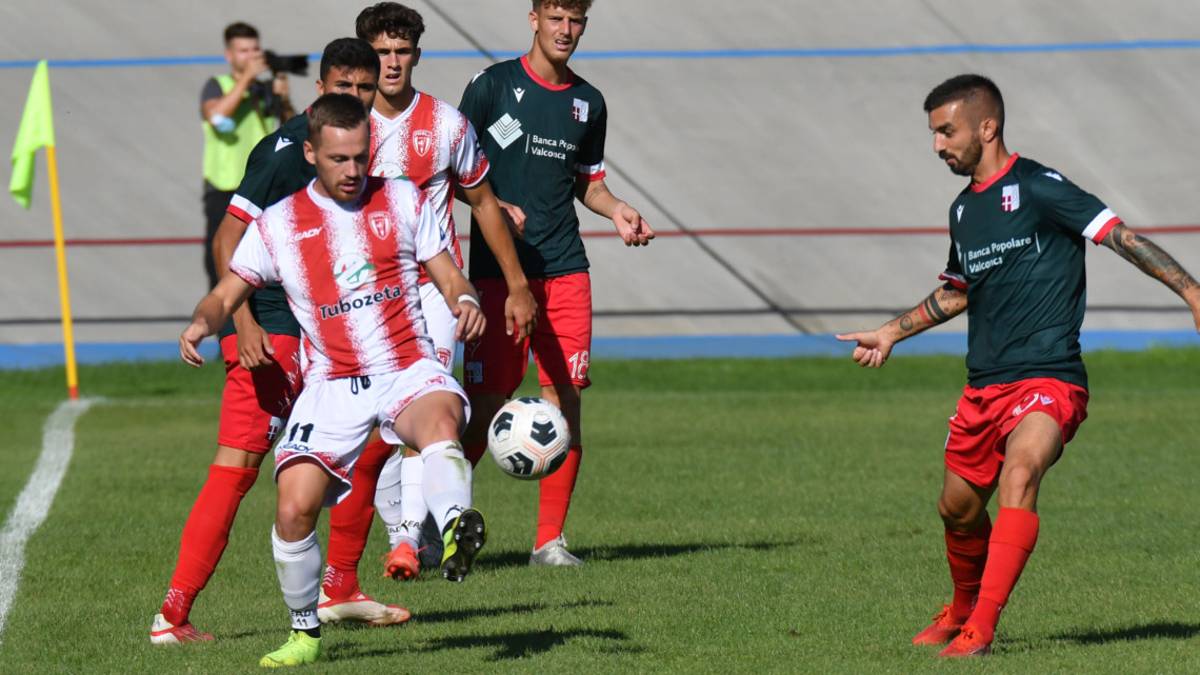 Calcio D, un sabato con Rimini-Forlì: un derby che vale tanto