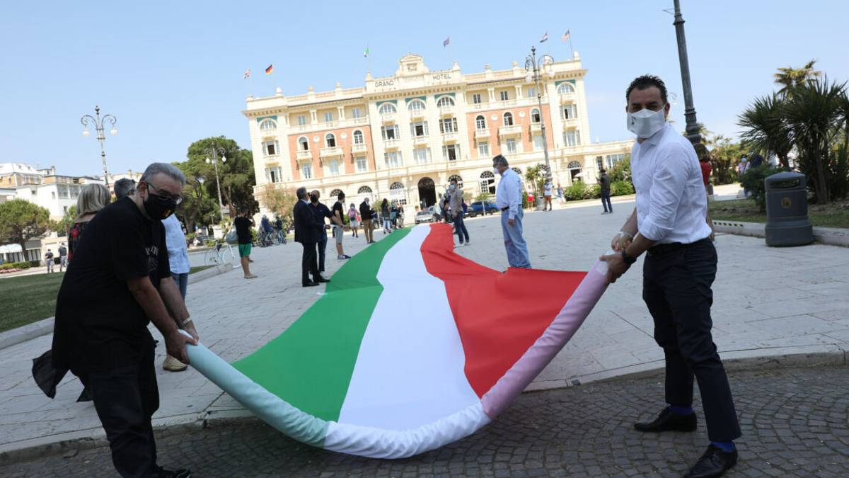 Un 2 giugno di protesta per il centro destra a Cesenatico - VIDEO
