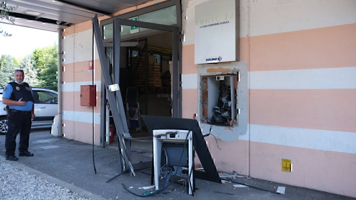 Imola, due esplosioni nella notte. Svuotato bancomat al Famila