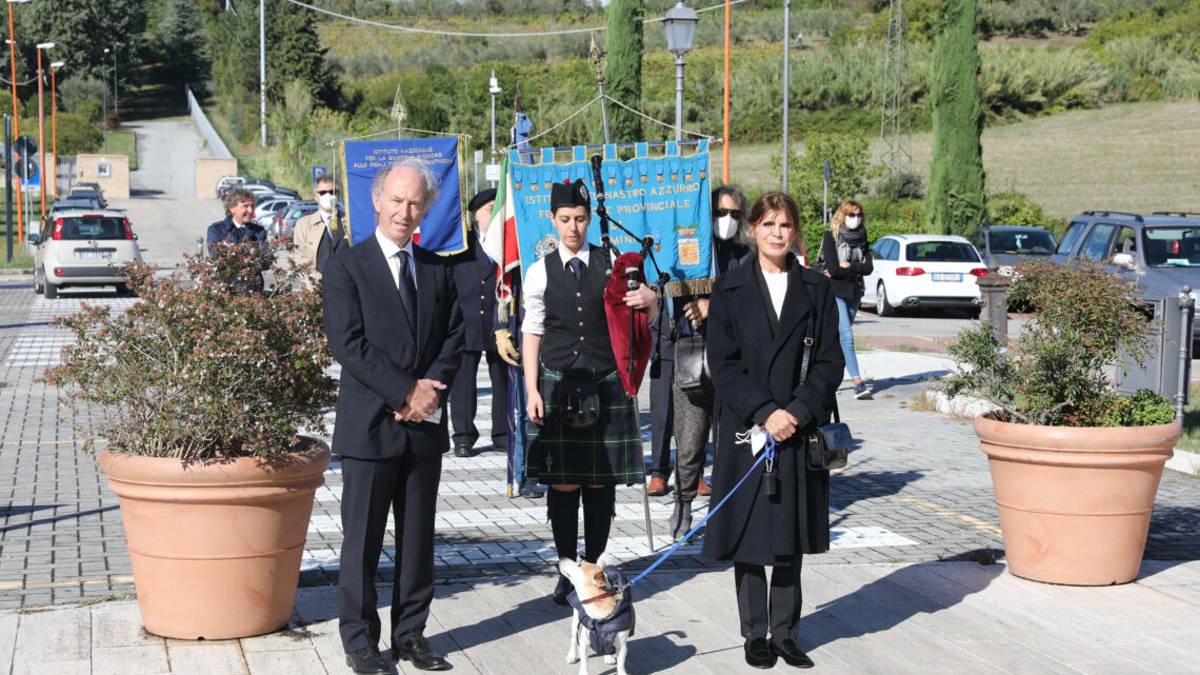 Al cimitero di Cesena cornamusa per il funerale diplomatico