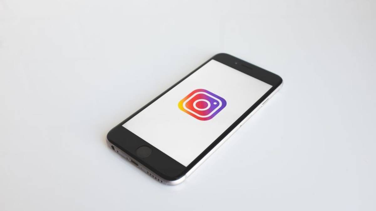 Rimini, denunciata ex alunna per offese su Instagram a prof e studenti