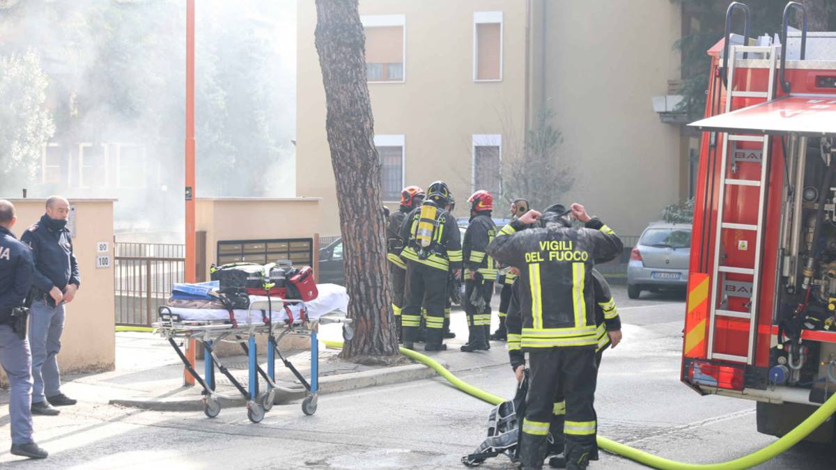 Cesena, incendio: due auto a fuoco in un garage davanti all'asilo Mulini
