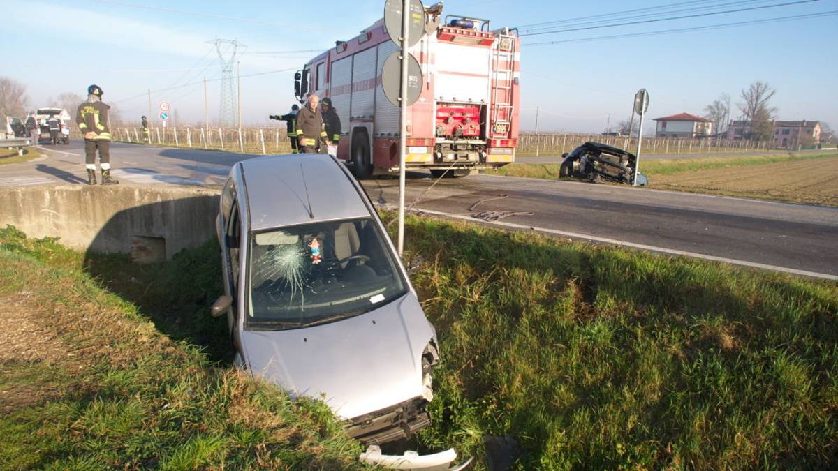 Incidente a Lugo, due auto nel fosso. Ferito cinquantenne