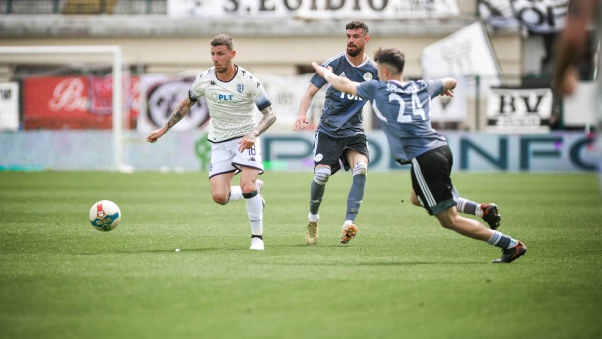 Calcio C play-off, Grave fallo di gioco: una sola giornata di squalifica per Simone Corazza e il Cesena respira