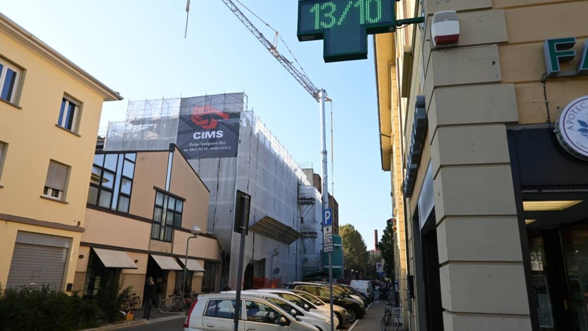 Tragedia sfiorata a Imola, lastre sfondano il tetto di un negozio