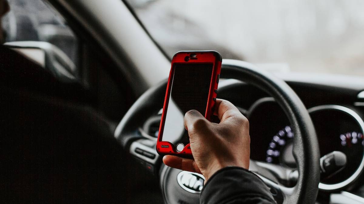 Codice della strada: giro di vite contro cellulare, alcol e droghe al volante