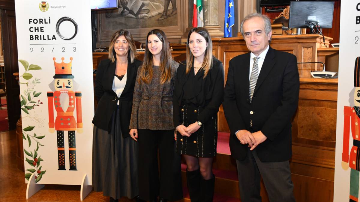 Forlì che brilla: un Natale ecologico e sostenibile con la pista di ghiaccio sintetica - Gallery