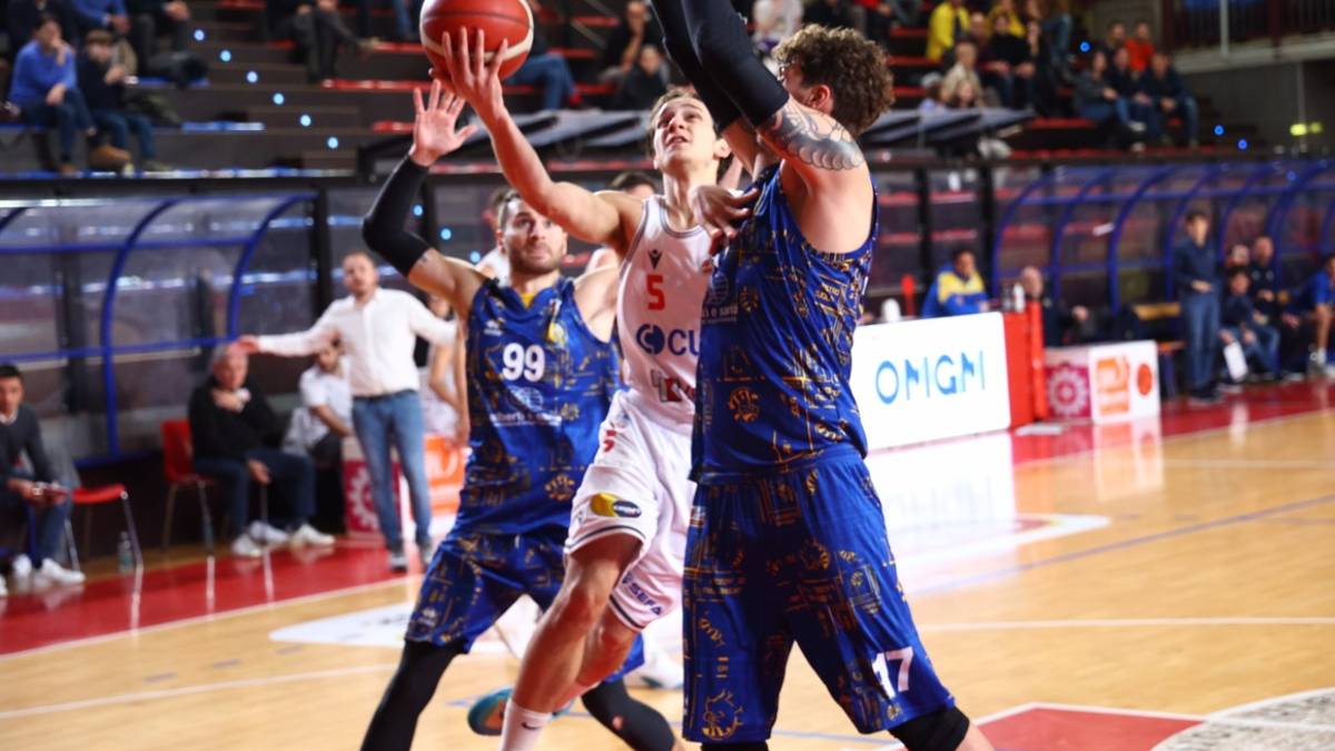 Basket B, Andrea Costa contro Ancona degli ex Carnovali e Calabrese