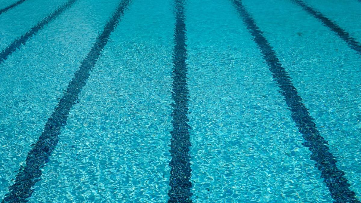 Forlì, entra in piscina con cocaina e cacciavite: beccato dalla polizia