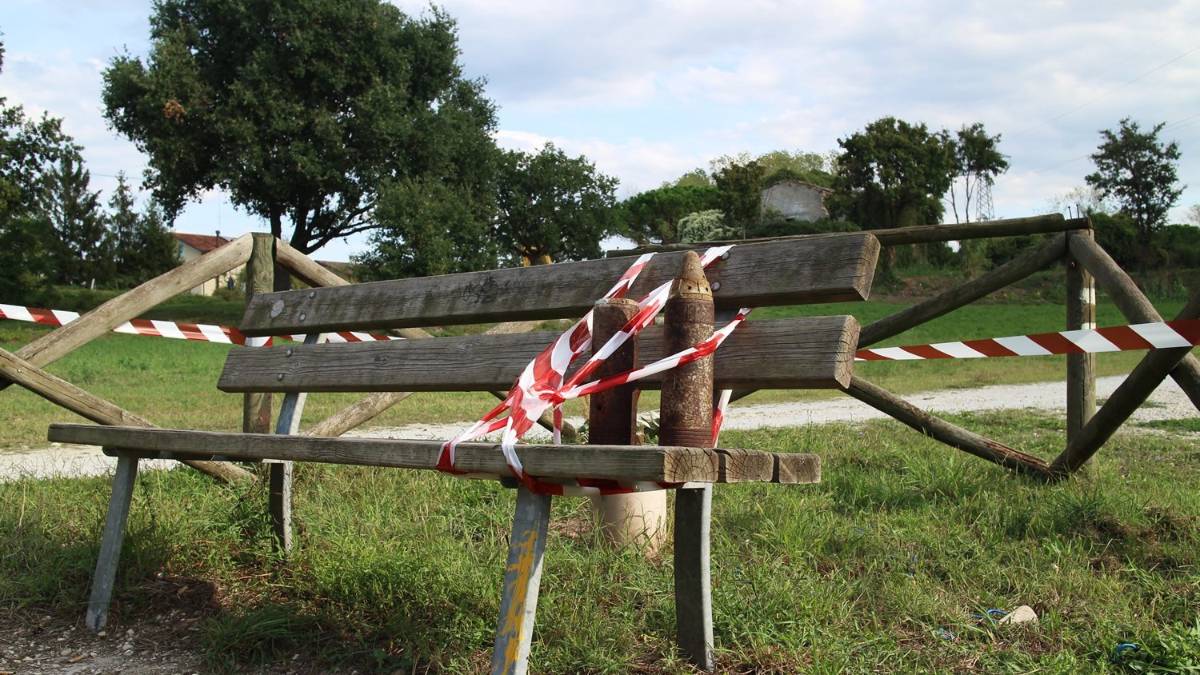Cattolica, a spasso col cane trovano residui bellici su una panchina