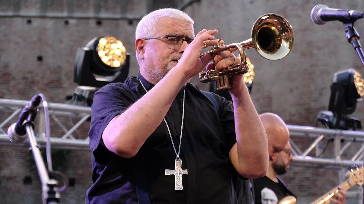 La mia curia suona il rock: a Imola in Musica suona il vescovo con la sua band