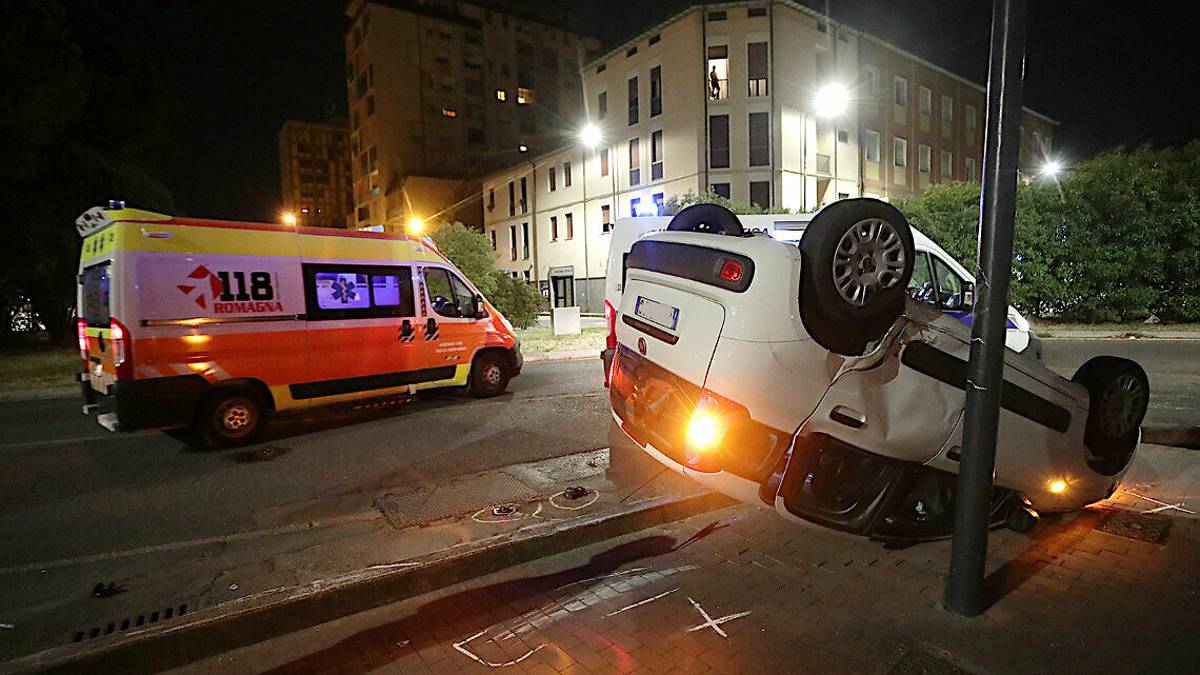 Ravenna, spettacolare carambola nella notte: si ribalta una Panda in piazza