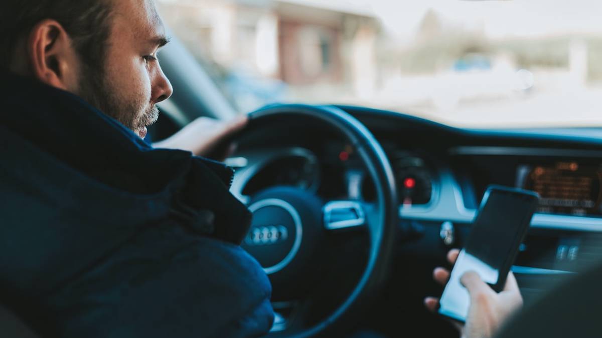 Dal cellulare ai parcheggi disabili: la lista nera degli automobilisti riminesi