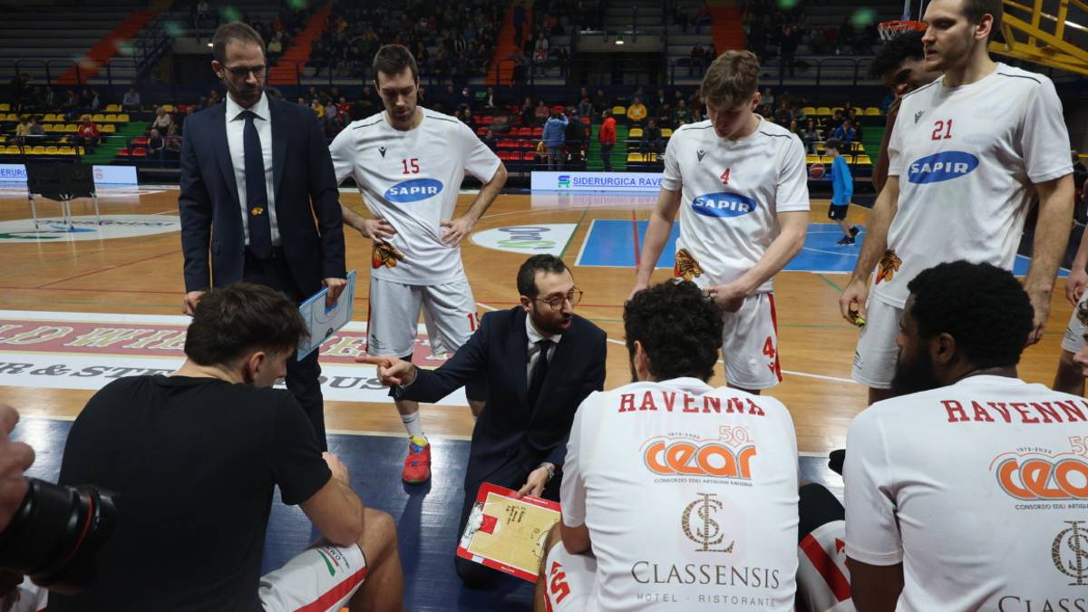 Basket A2, l'OraSì Ravenna si illude per 38 minuti, poi Mantova mette la freccia