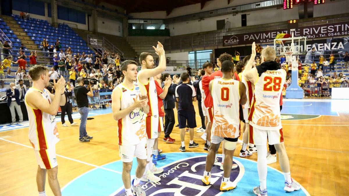 Basket A2 play-off, la fotogallery di OraSì Ravenna-Cantù 58-59