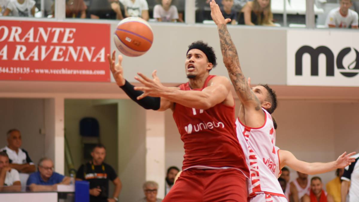 Basket, a Ravenna una domenica da derby sotto canestro