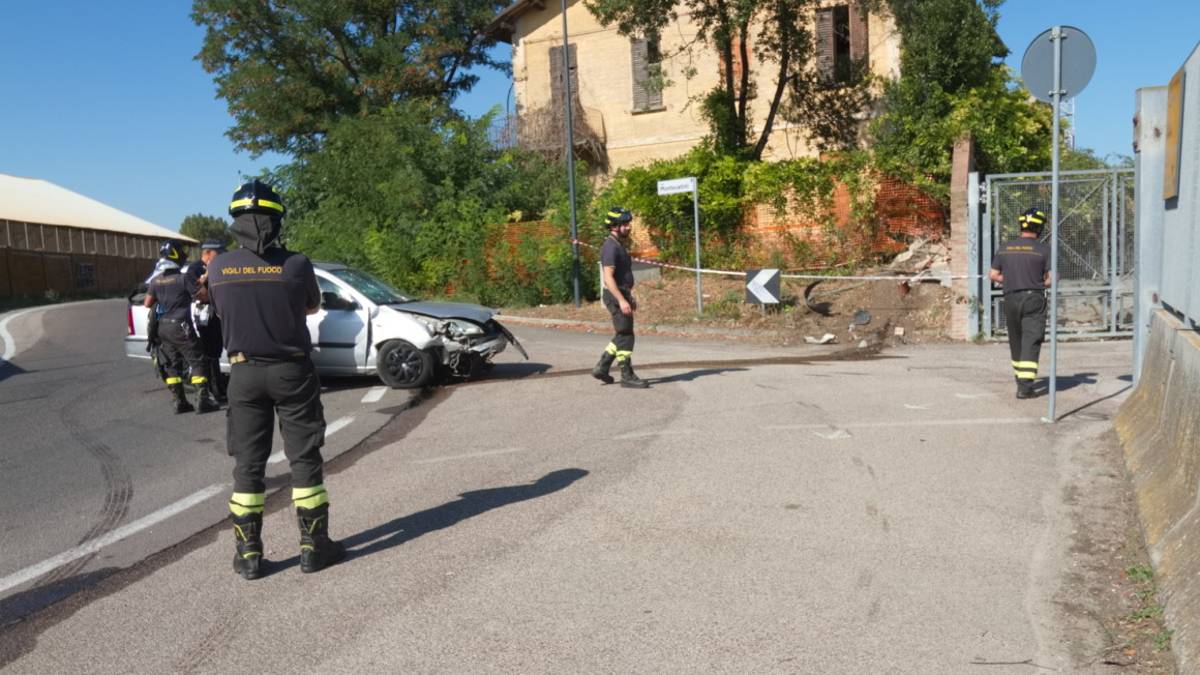 Schianto in via Antico Squero, muore 52enne a Ravenna