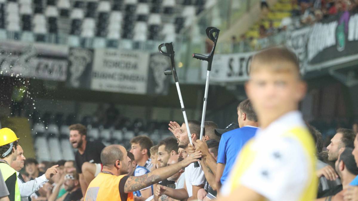 Il portiere infortunato non esce mai dal campo, un tifoso del Cesena gli offre le stampelle VIDEO