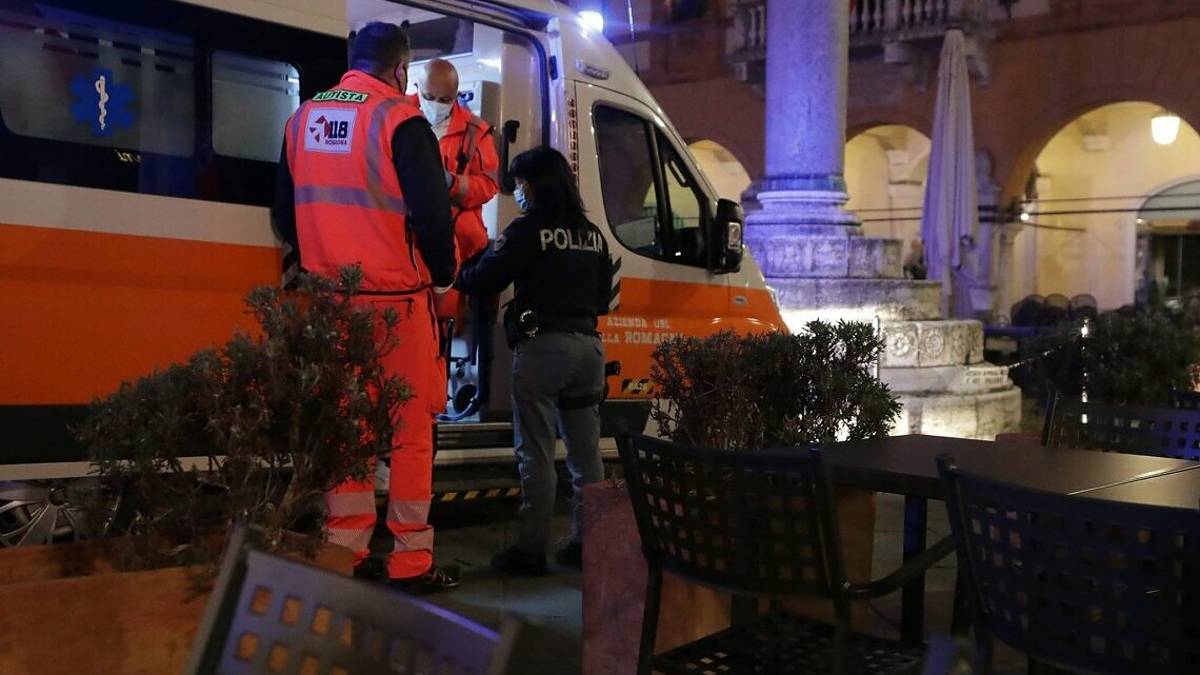 Ravenna, preso a calci e pugni in centro per uno sguardo. Caccia all'aggressore