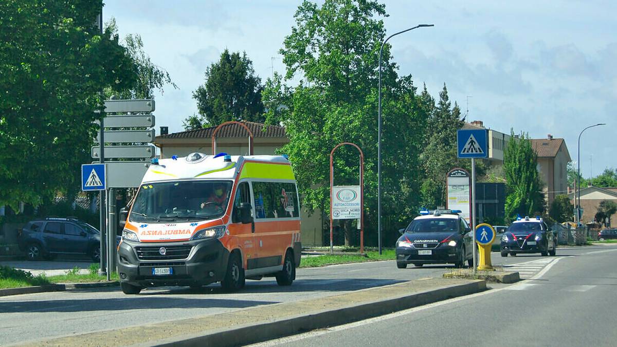 Ravenna, si lancia dal cavalcavia dell'Esp. I carabinieri lo afferrano, salvandolo