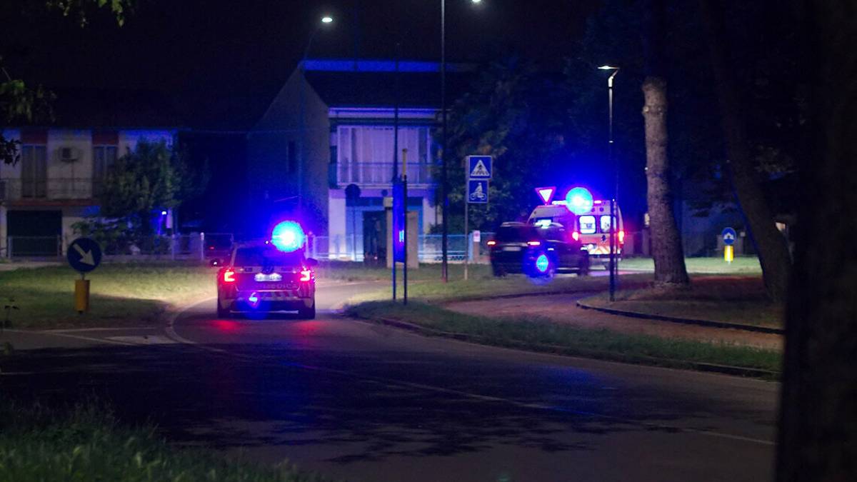 Ravenna, fa ginnastica sul balcone e precipita dal quinto piano: 15enne vivo per miracolo