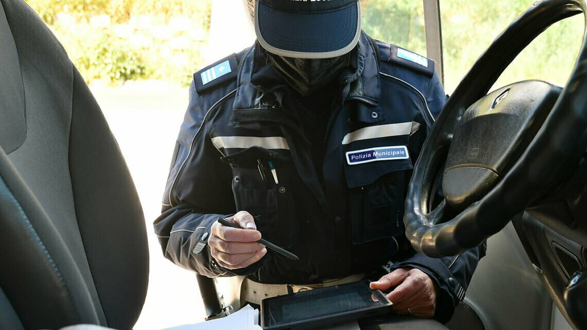 Rimini, la fuga finisce contro un palo della luce: arrestato