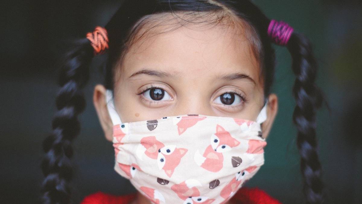 Covid, la variante Omicron ha maggiori probabilità di infettare la gola, ma è meno mortale